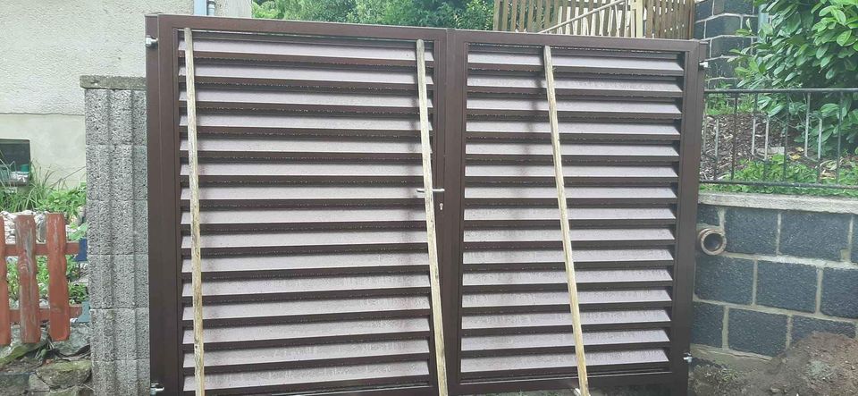 Zweiflügelige Tore mit blickdichten Lamellen