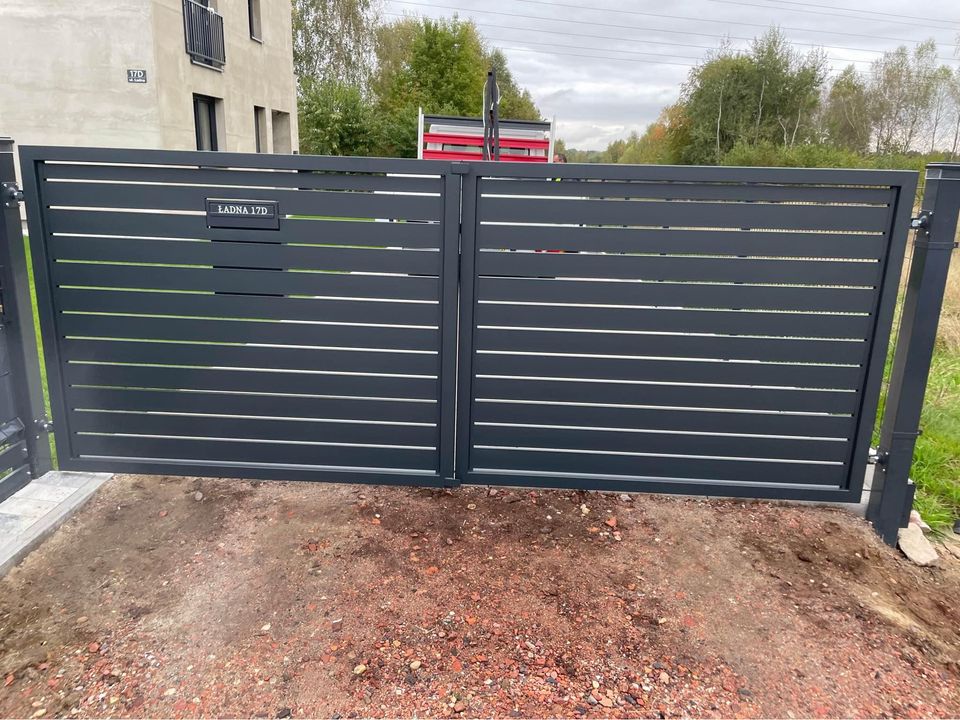 Moderne zweiflügelige Tore