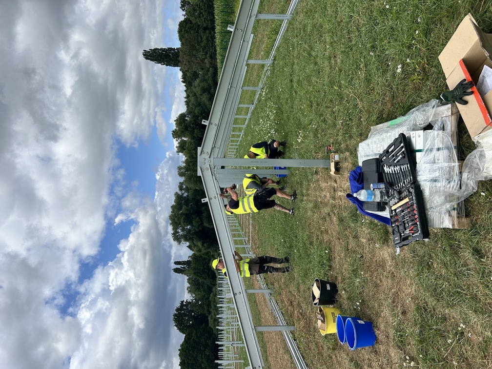 Photovoltaik-Freiflächenanlage – Rammarbeiten, Montage der Unterkonstruktion, Modulmontage, DC-seitige Installation